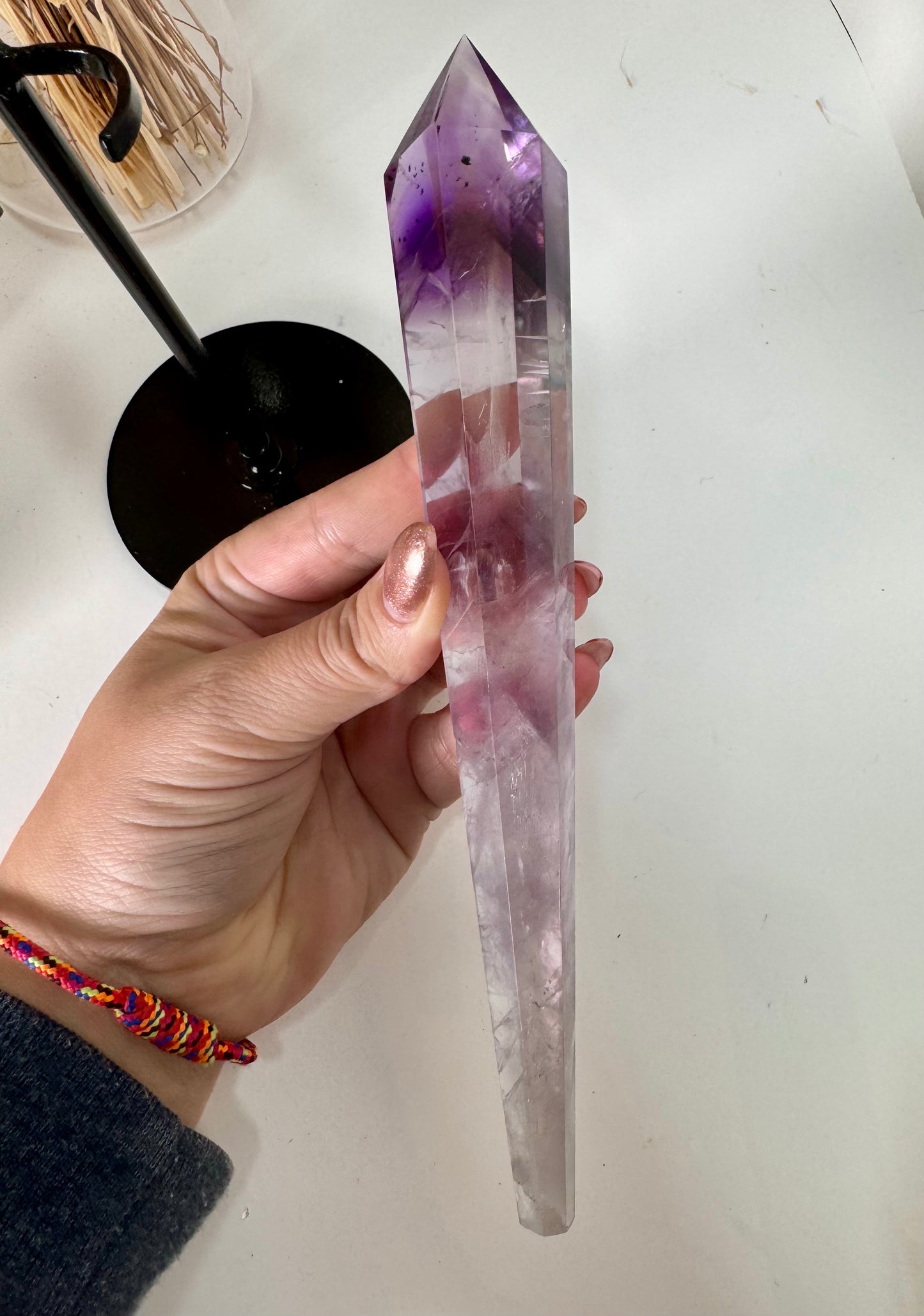 Amethyst Zepter auf schwarzem Metall Ständer
