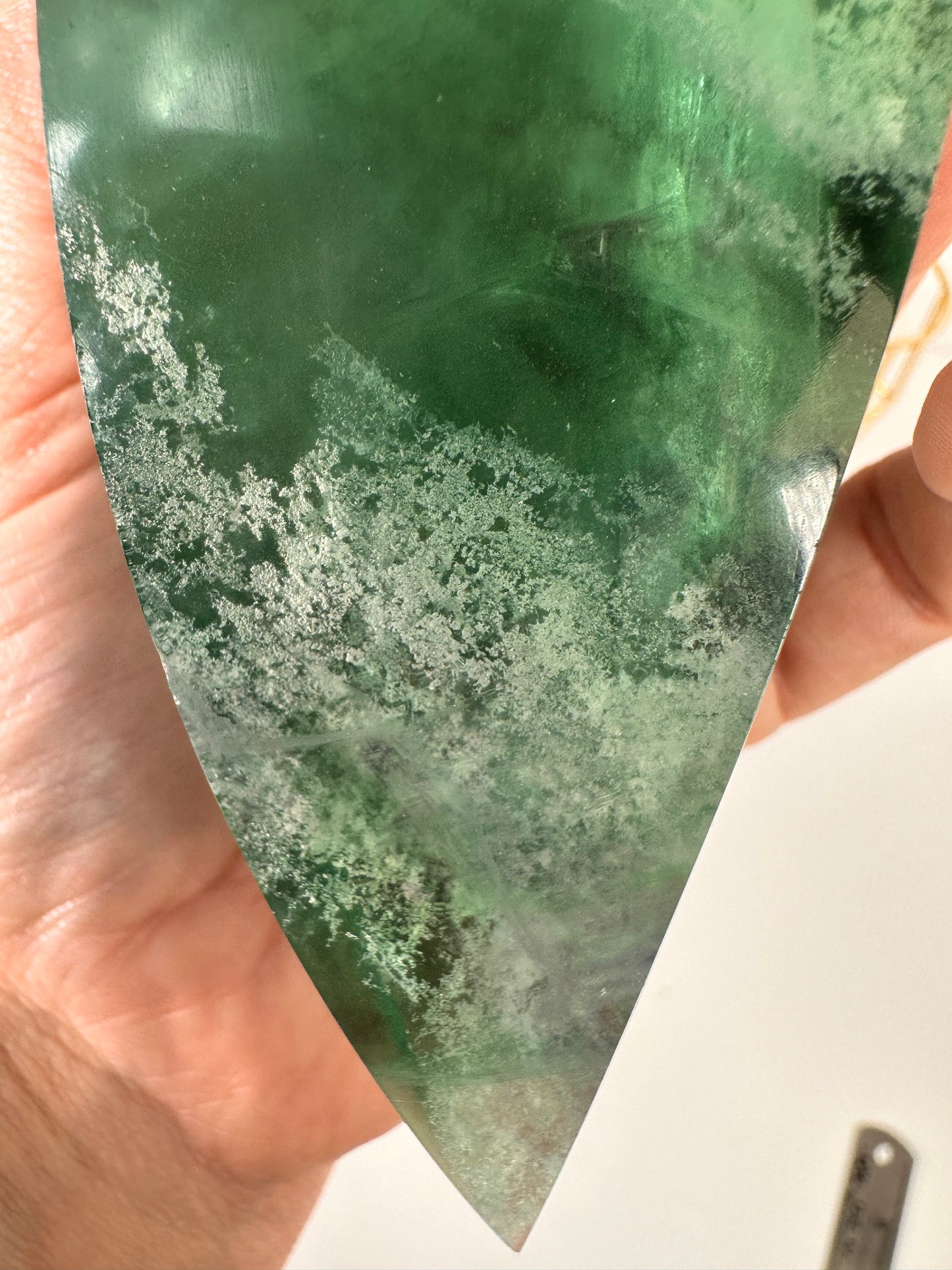 Fluorit auf schwarzem Metallständer 139X