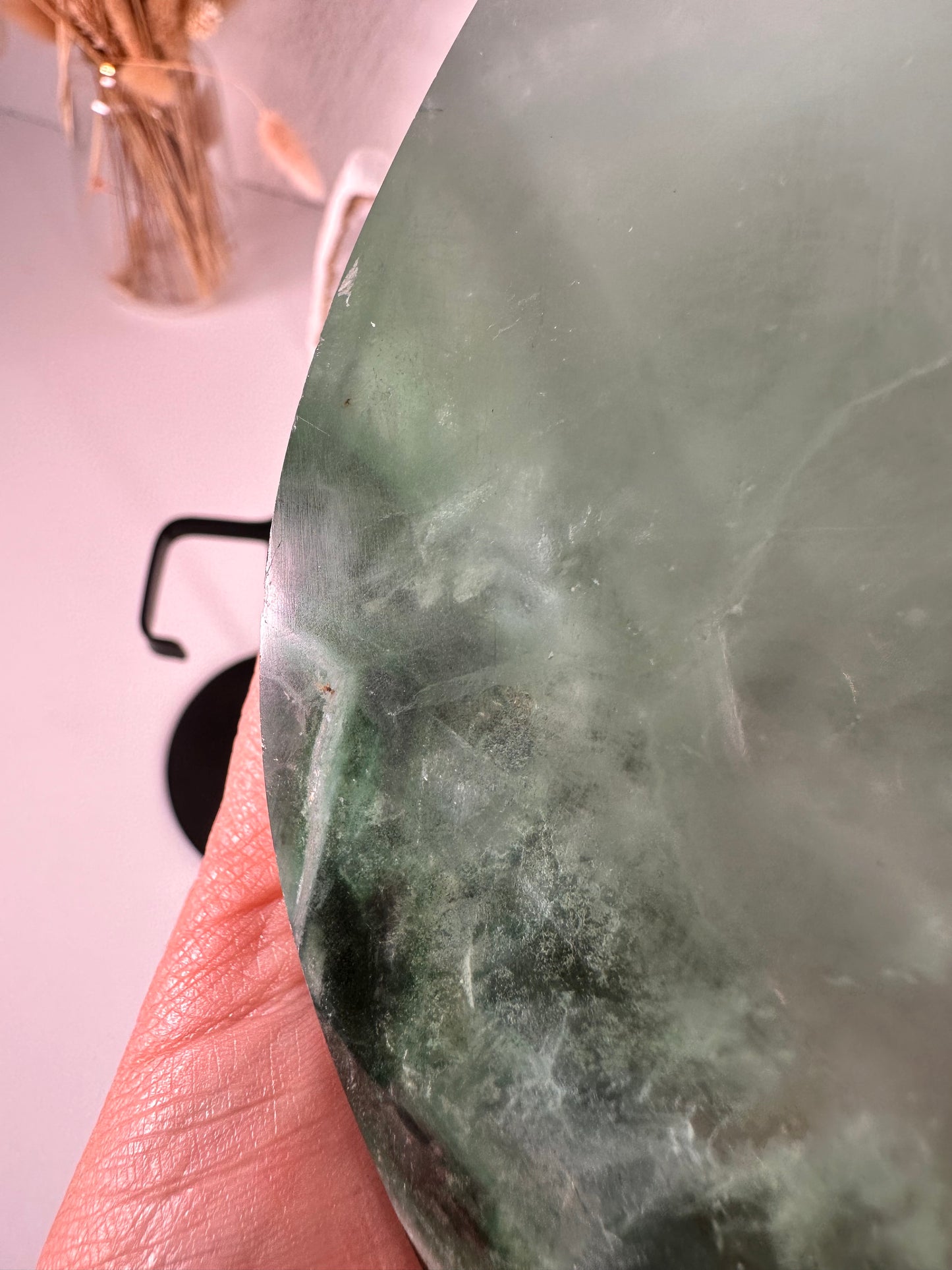 Fluorit auf schwarzem Metallständer 139X