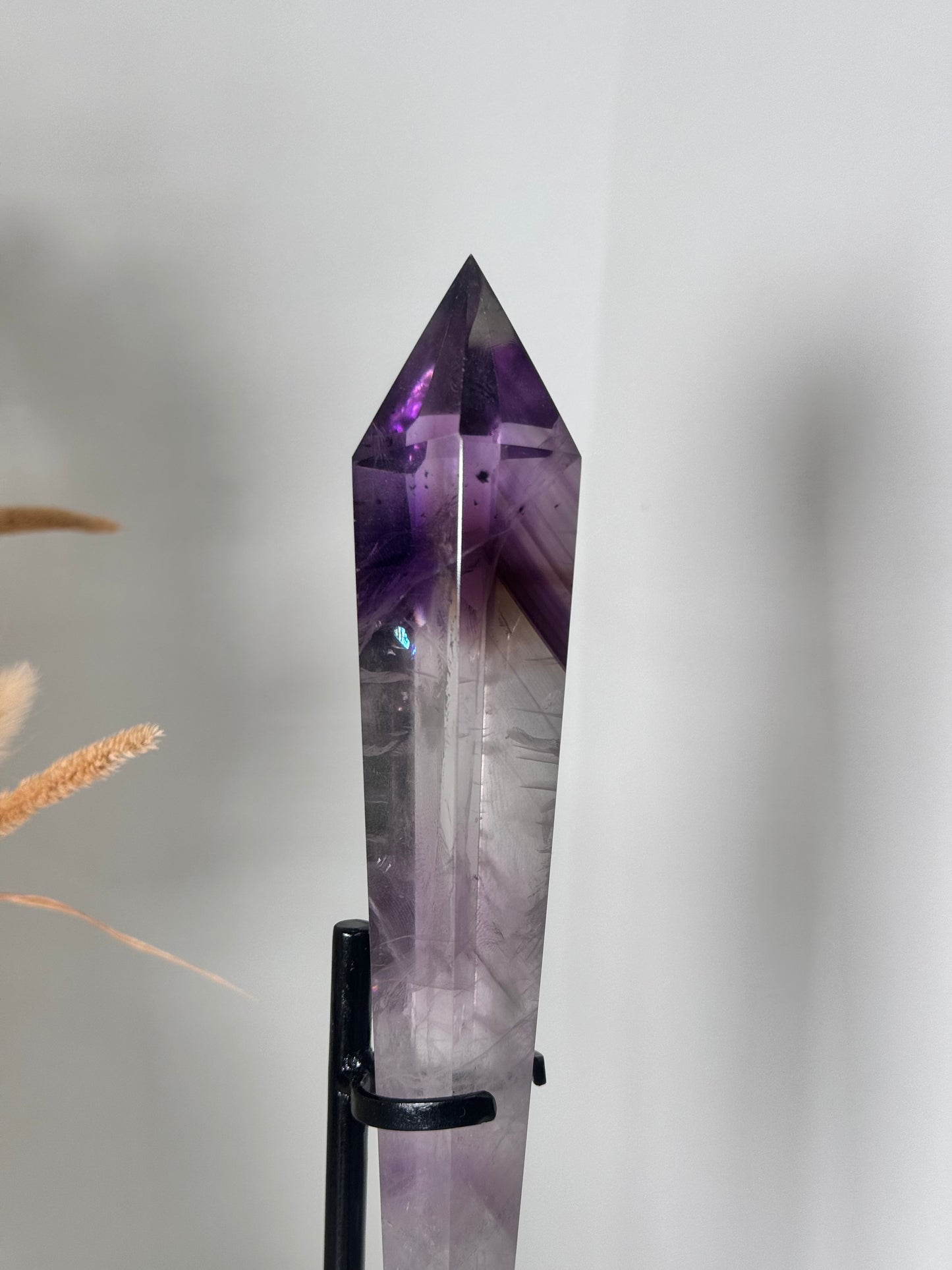 Amethyst Zepter auf schwarzem Metall Ständer