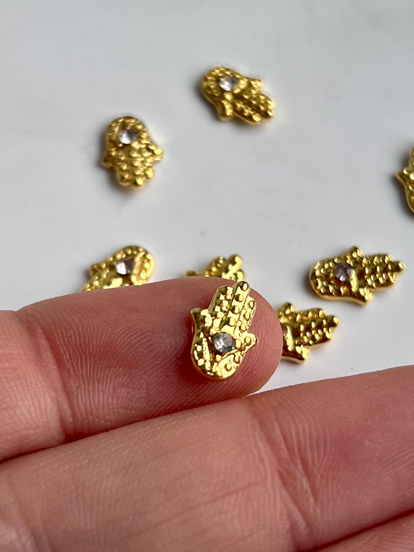 Hamsa Fatimas Hand in Zartgold mit Glitzersteinchen