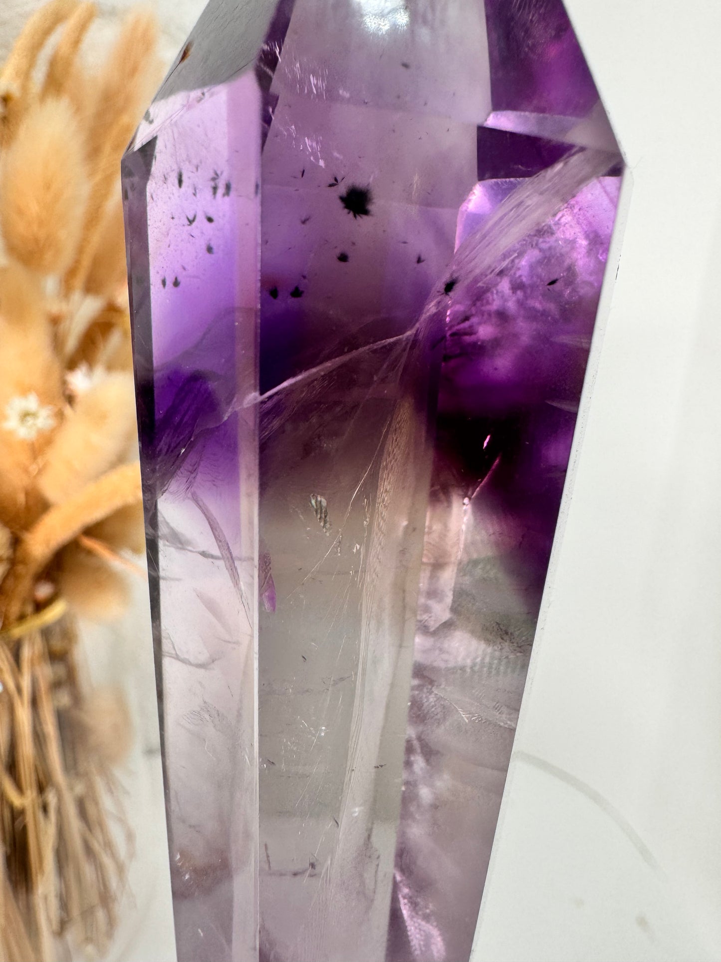 Amethyst Zepter auf schwarzem Metall Ständer