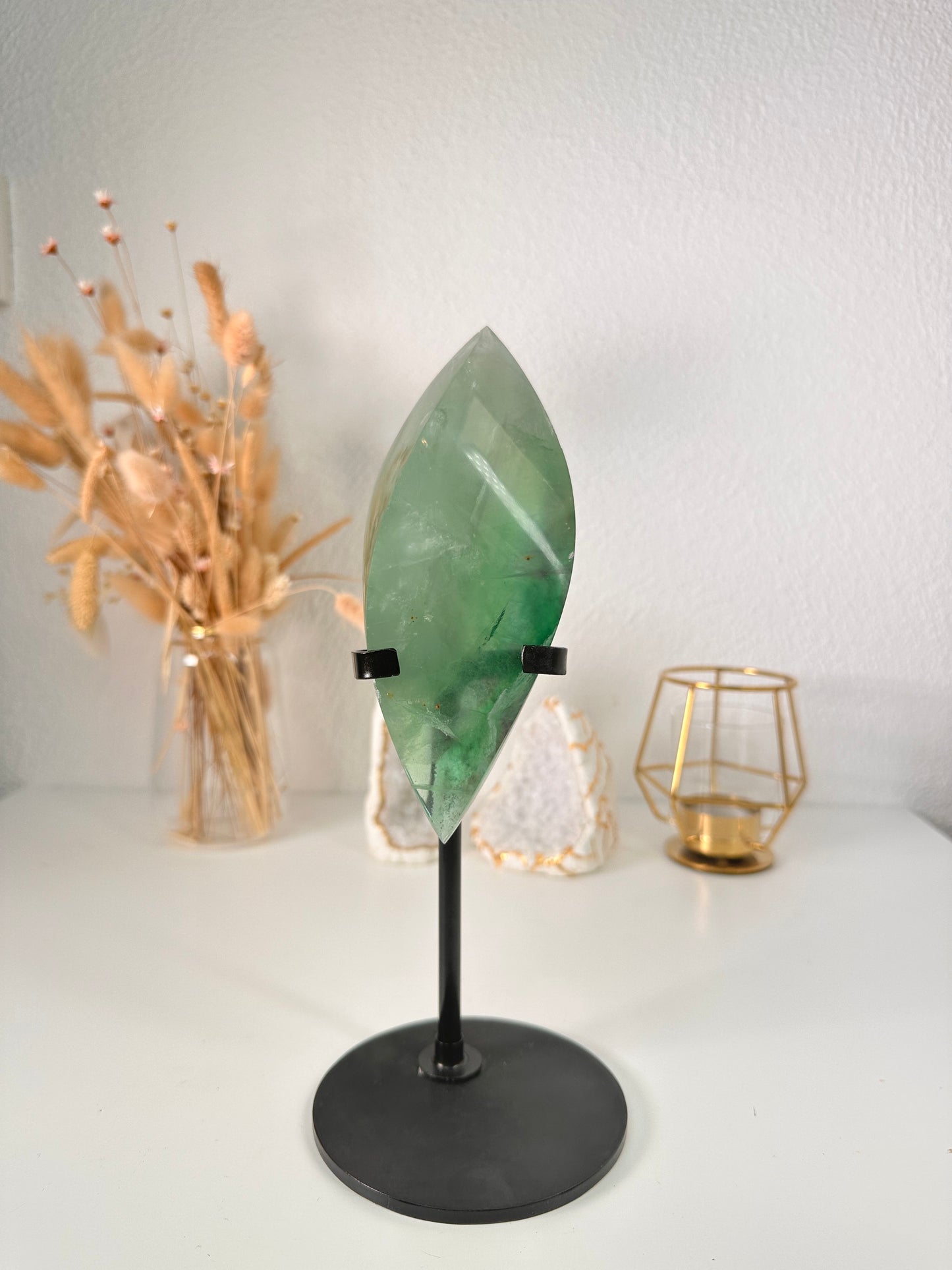 Fluorit auf schwarzem Metallständer 139X