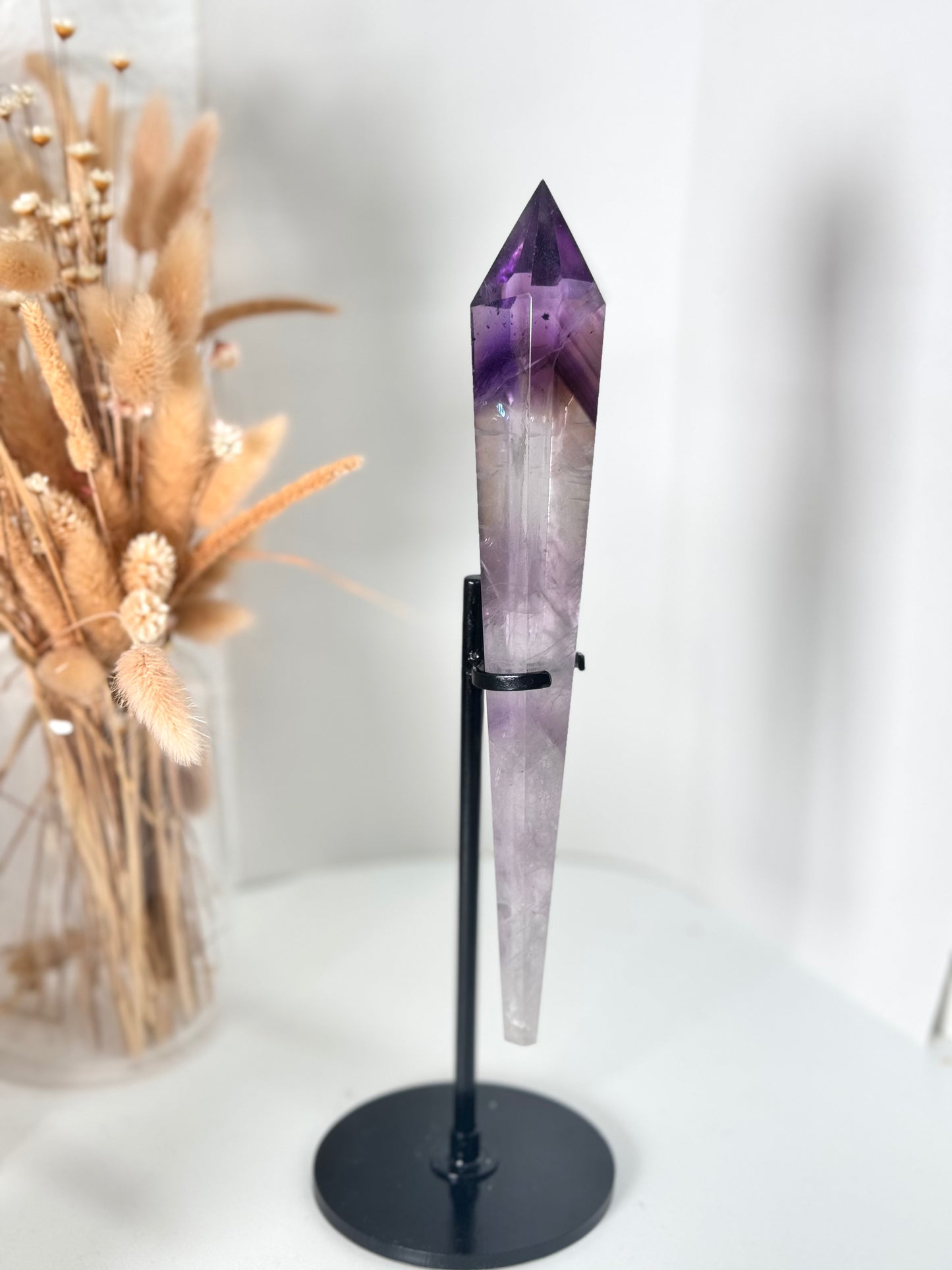 Amethyst Zepter auf schwarzem Metall Ständer