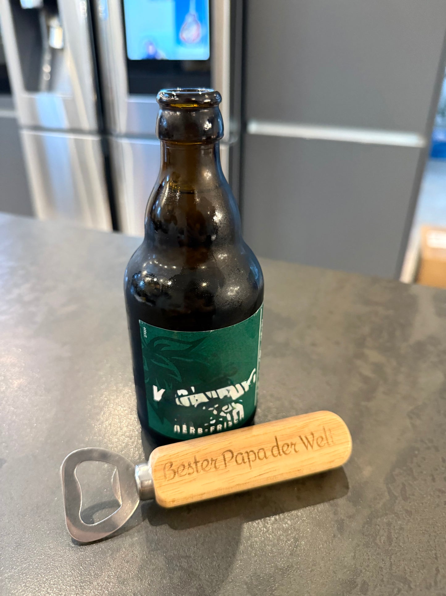 Personalisierbarer Flaschenöffner Vatertag Geschenkidee Männer Bar Camping