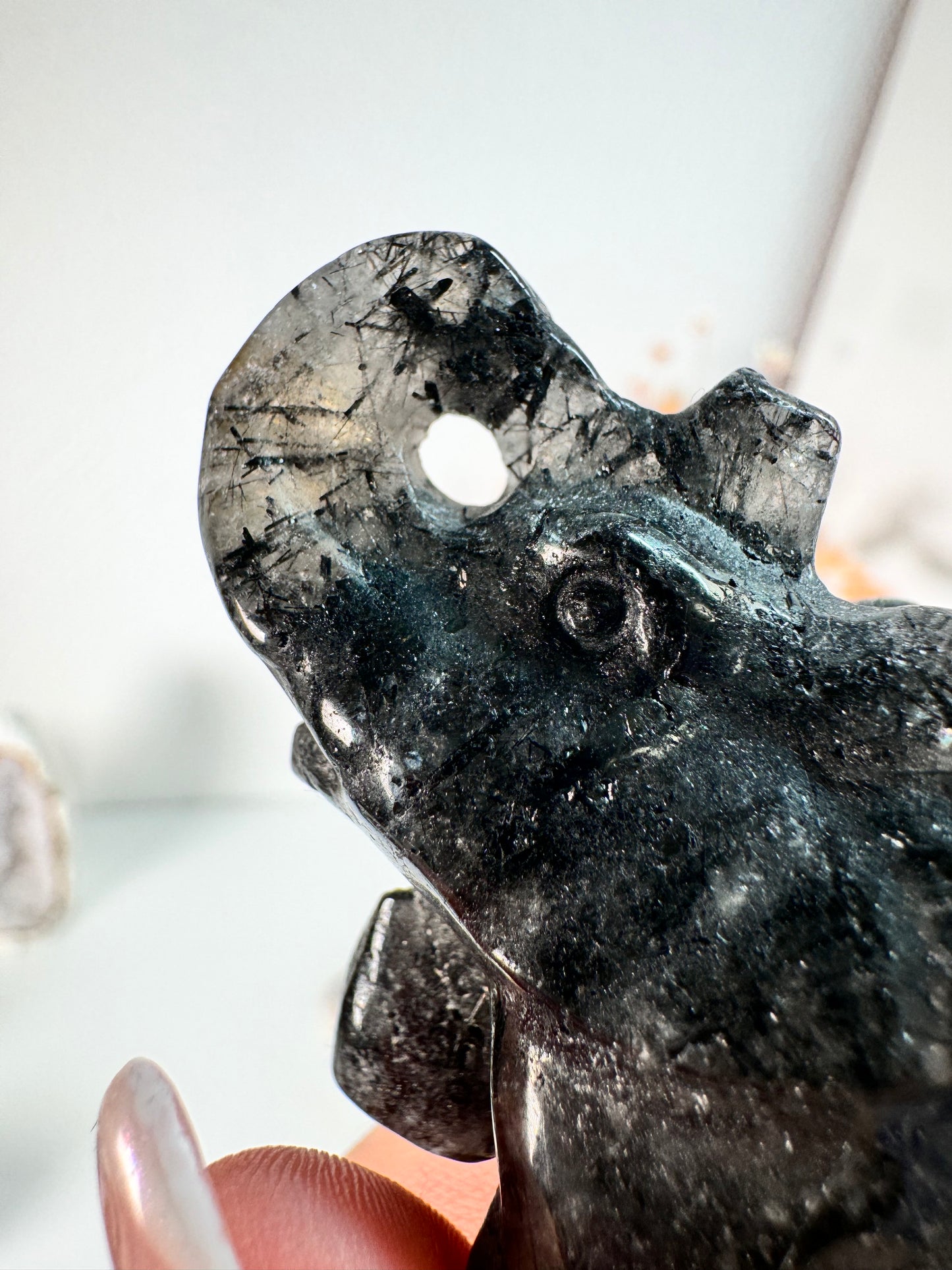 Turmalin in Quarz Elefant Nr. 17