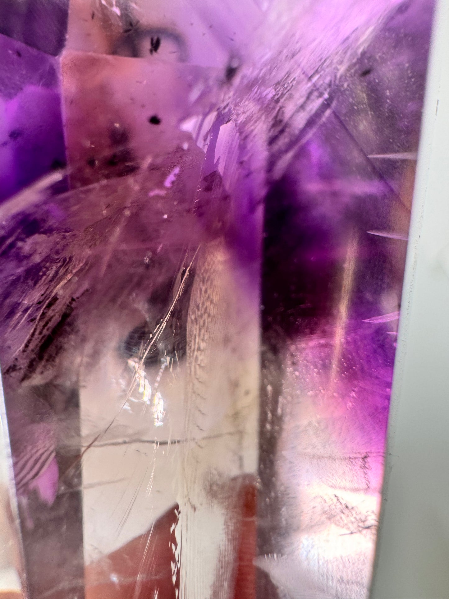 Amethyst Zepter auf schwarzem Metall Ständer