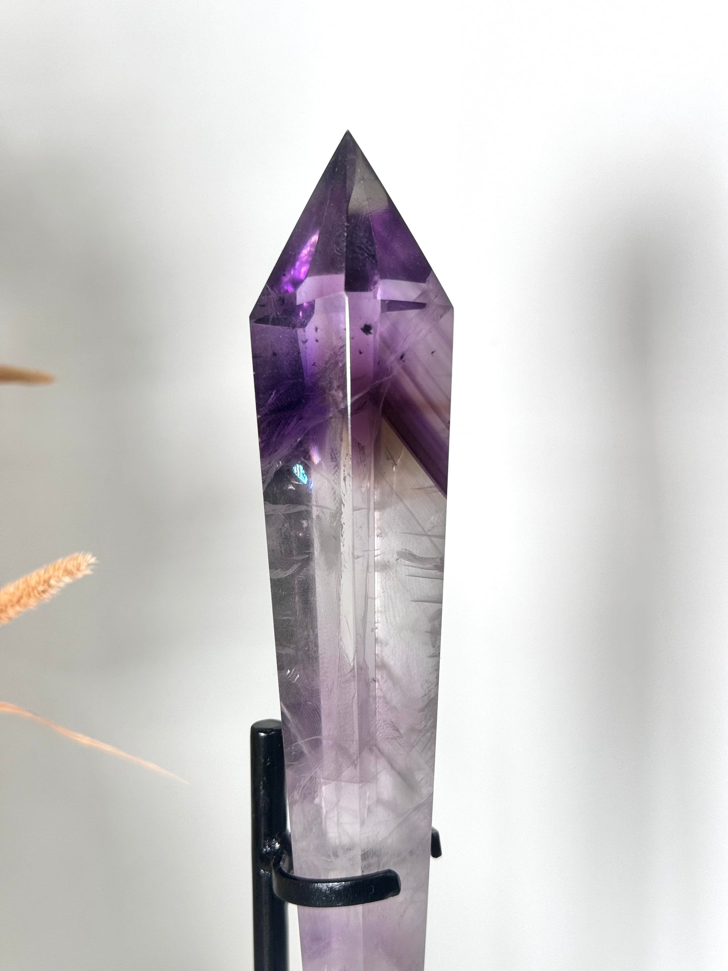 Amethyst Zepter auf schwarzem Metall Ständer