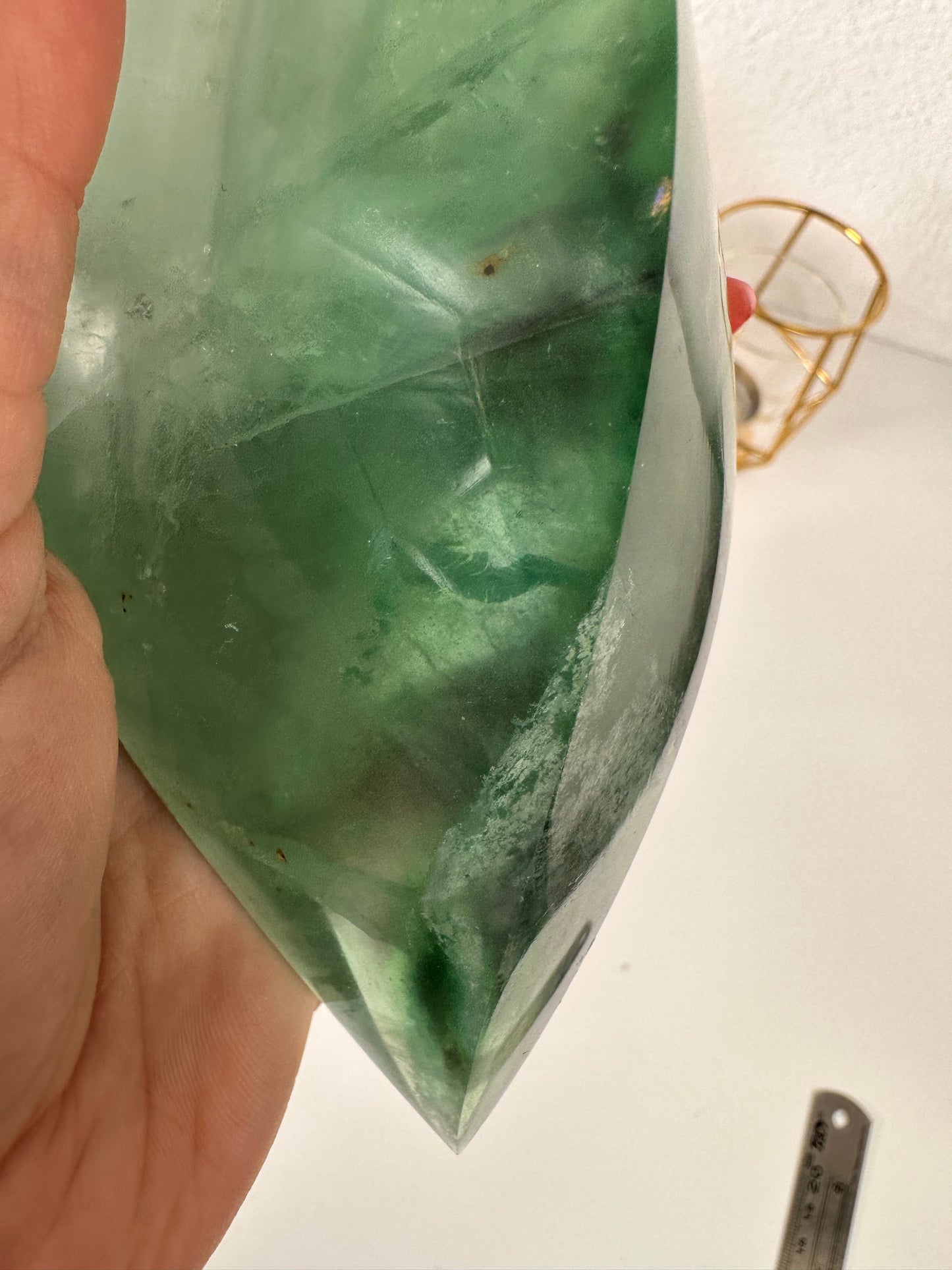 Fluorit auf schwarzem Metallständer 139X