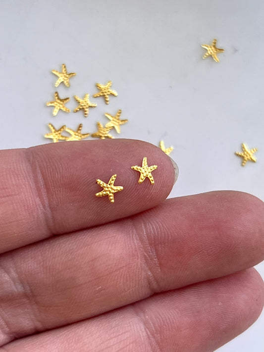 Kleine goldfarbene Seesterne